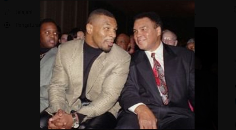 Mike Tyson (kiri) bersama almarhum Muhammad Ali. (Twitter/@Mike Tyson)