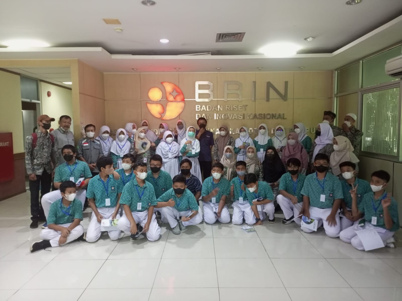 Siswa SMP Prestasi Global (PresGo) Depok melaksanakan kunjungan riset (Riset Trip) ke Badan Riset dan Inovasi Nasional (BRIN) di Serpong, Tangerang Selatan, Banten, Senin (3/10/2022).