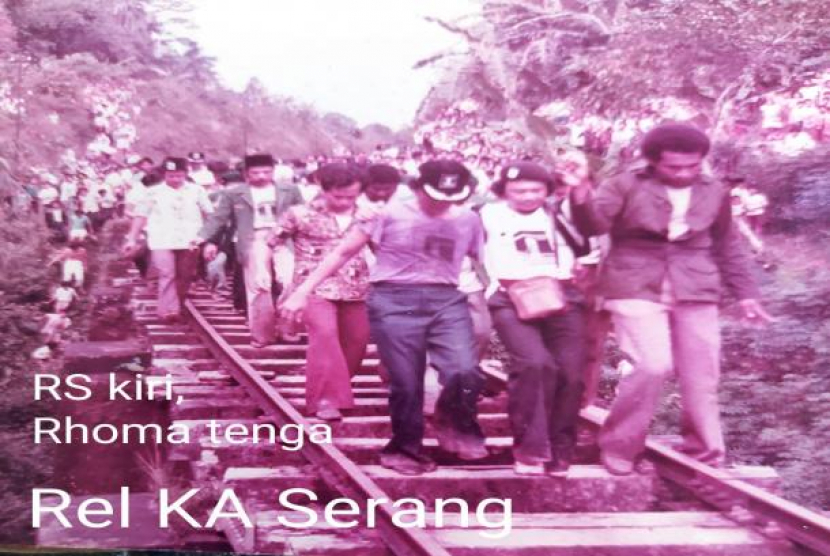 Rhoma Irama berkao Putuh berjalan bersama Ridwan Saidi di atas rel kereta api pada sebuah kampanye PPP di tahun 1977 di Serang Banten. (Foto koleksi: Ridwan Saidi)