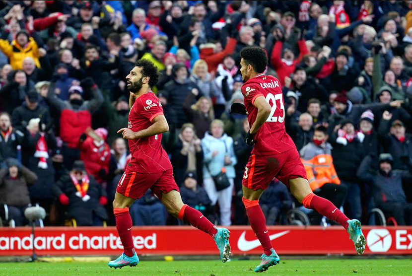 Penyerang Liverpool, Mo Salah (kiri) merayakan gol ke gawang Norwich, Sabtu (19/2/2022) malam. Foto: EPA-EFE/Tim Keeton.