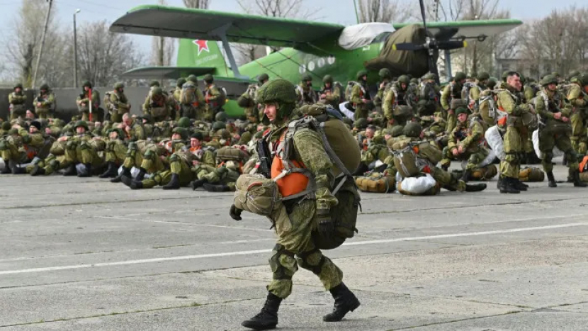 Pasukan Rusia bersiap untuk latihan udara di dekat perbatasan Ukraina.