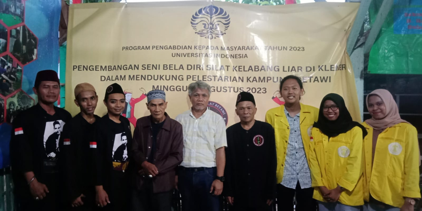 Maestro silat Kelabang Liar, Abeh Lamsani (berjaket cokelat), berfoto bersama Tim Pengmas Universitas Indonesia (dok. tim pengmas UI).