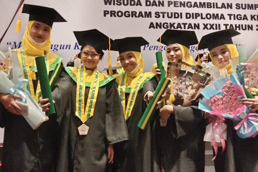 Sekolah Tinggi Ilmu Kesehatan (Stikes) Fatmawati mewisuda 107 calon perawat.