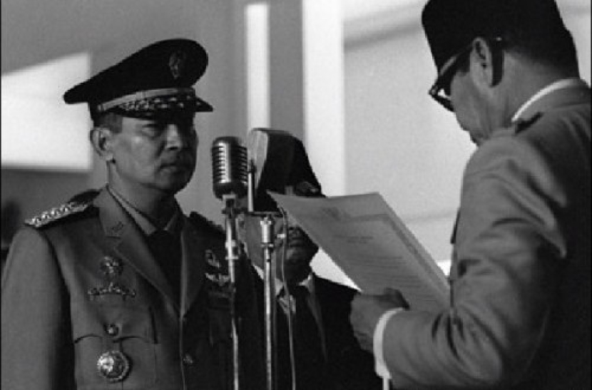 Soeharto ketika menerima mandat presiden dari Sukarno. Foto: Arsip Nasional 