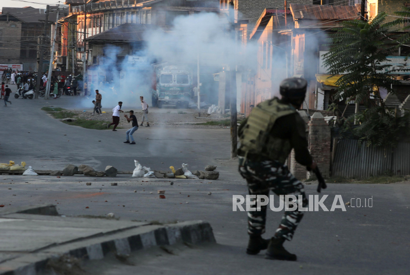 Pengunjuk rasa Kashmir bentrok dengan tentara paramiliter India di Srinagar, pada September 2021 lalu. (EPA-EFE/FAROOQ KHAN)