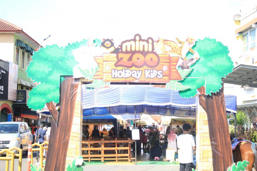 Salah satu obyek wisata di Kota Bandung adalah Kebun Binatang Mini