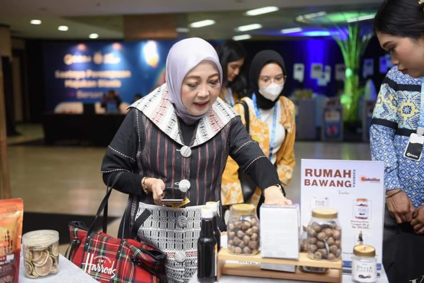 Efariany mempresentasikan produk bawang hitam Rumah Bawang Kadedika kepada pengunjung dan dewan juri dalam ajang kompetisi wirausahawan perempuan SisBerdaya.