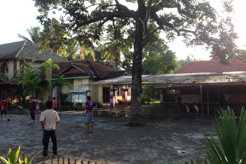 Pesantren Abdul Kahfi Somalangu di Kebumen. Pesantren ini adalah pesantren tertua di Jawa Tengah bagian selatan.