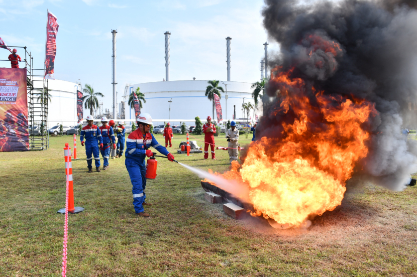  Lomba Fire and Rescue Challenge yang dilaksanakan  PT Kilang Pertamina Internasional (KPI) Unit VI Balongan. (Dok. Matapantura.republika.co.id)