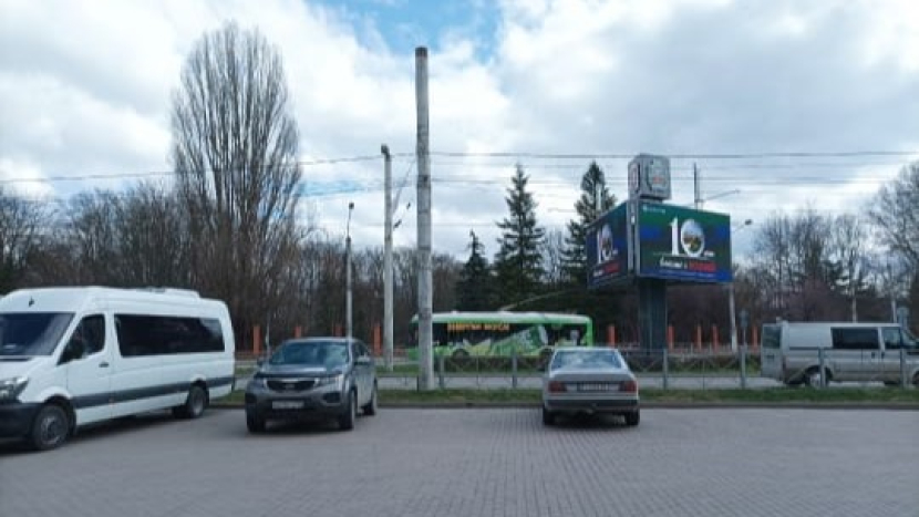 Lalu lintas depan Hotel Moskow, secuil pandangan di Krimea.  (Dok. Yeyen Rostiyani)