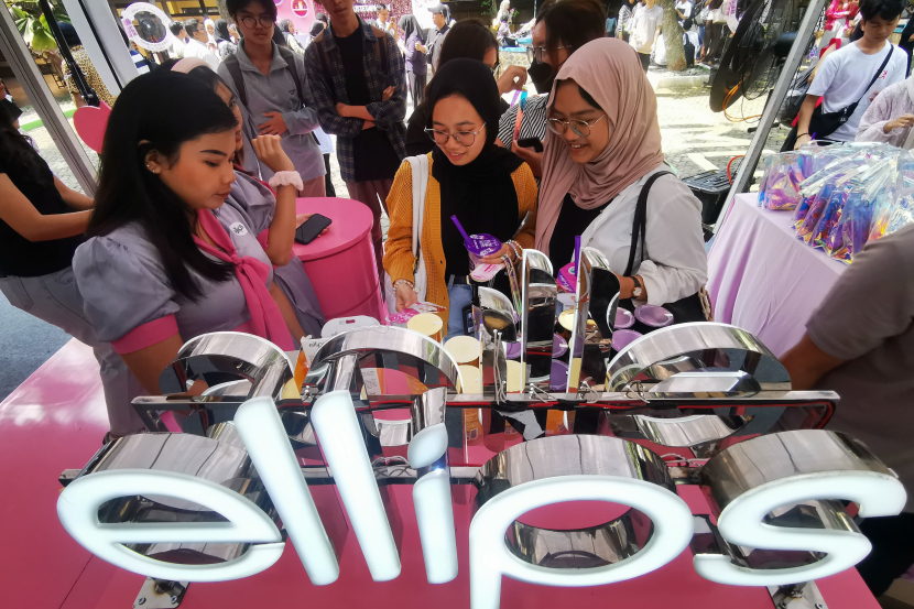 Dua mahasiswi memperhatikan produk Ellips di sela Program Ellips Shine Sister Goes to Campus di Kampus Fikom Unpad, Jatinangor, Kabupaten Sumedang, Rabu (8/5/2024).