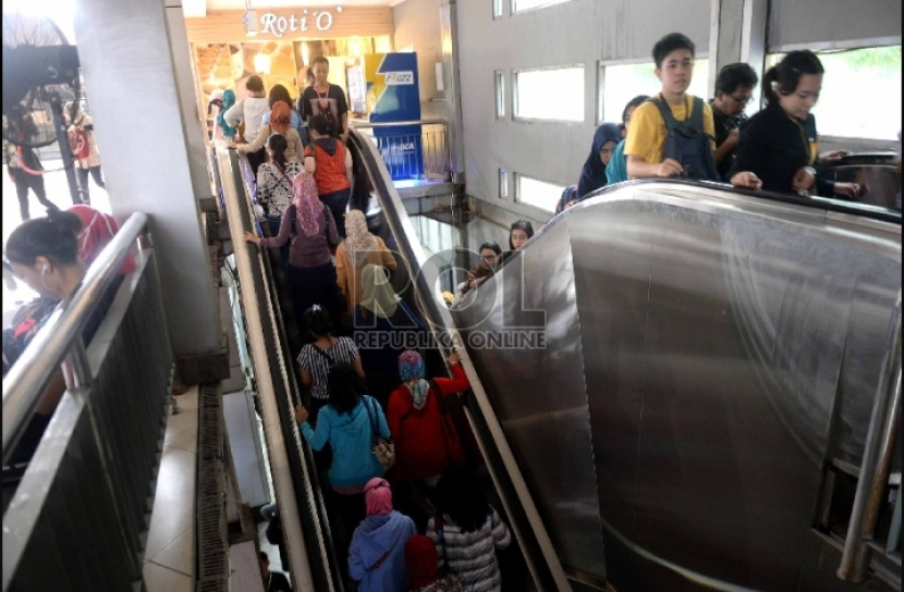 Gambaran suasana eskalator yang dipenuhi pengguna, tidak menyisakan jalur capat untuk pengguna yang diburi-buru waktu (foto: wihdan/republika)