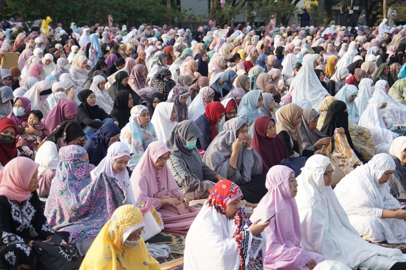 Suasana shalat Idul Fitri di Universitas Muhammadiyah Malang (UMM), Jumat (21/4/2023). Foto: Humas UMM 