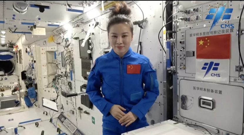 Astronot Misi Shenzhou 13 China, Wang Yaping mengirimkan ucapan Hari Perempuan Internasional kepada wanita di mana saja dari atas modul Tianhe stasiun ruang angkasa Tiangong pada 8 Maret 2022. Gambar: CCTV/CMSE
