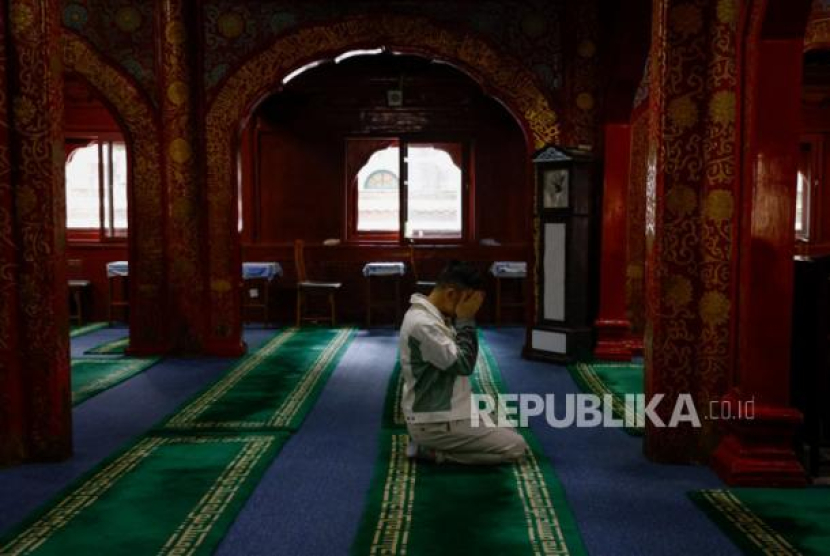 Seorang pria berdoa setelah selesai melaksanakan sholat Idul Fitri di Masjid Niujie di Beijing, China, Sabtu (22/4/2023). Bacaan Niat Sholat Subuh 2 Rakaat Sendiri, Makmum, dan Imam. Foto: EPA-EFE/MARK R. CRISTINO