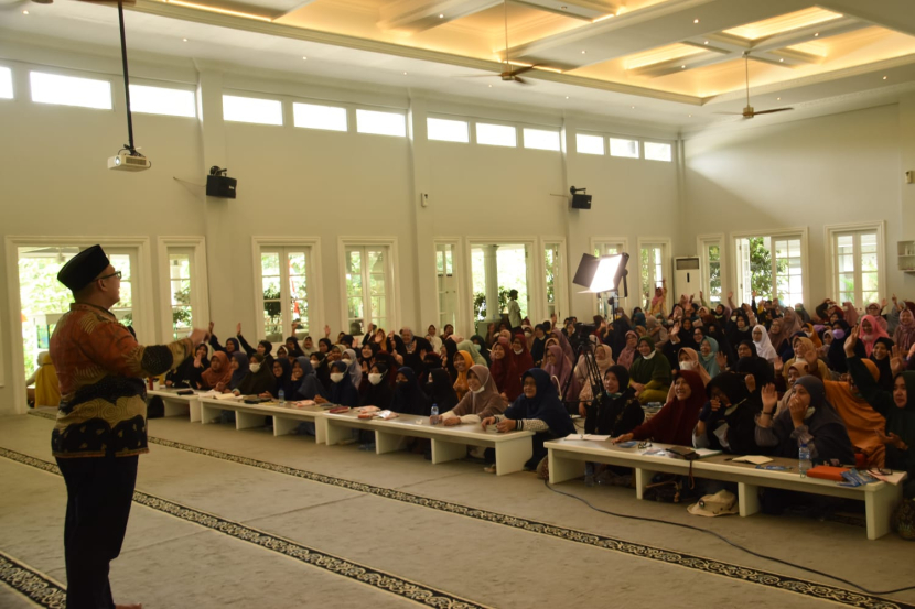 Founder Metode Kauny Quran Ustadz Bobby Herwibowo Lc (Usbob) dalam acara Indonesia Mudah Menghafal Alquran (IMMA) di salah satu kota.