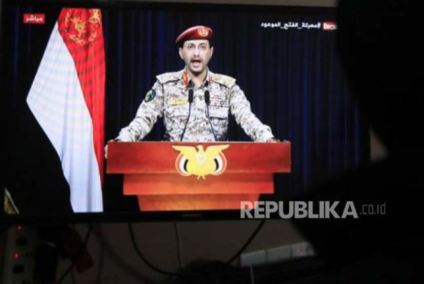 Juru bicara militer Houthi Yahya Sarea saat menyampaikan pernyataan di televisi pada 31 Januari 2024 lalu. 