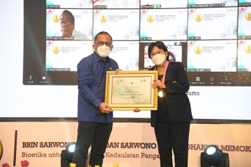 Prof Hanny Wijaya menerima Sarwono Award ke-20 Tahun 2022 di Jakarta, Selasa (23/08/22). Foto : ipb.ac.id