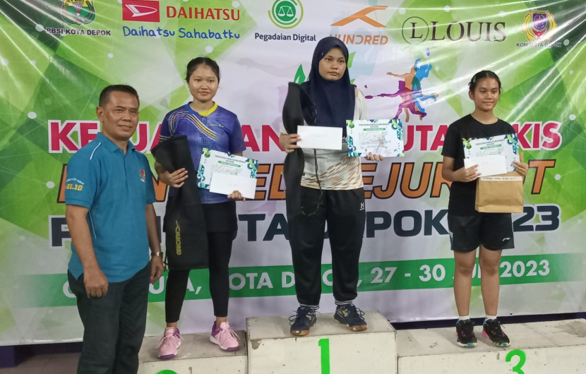 Para pemenang di salah satu kategori di ajang Hundred Kejurkot PBSI Depok 2023. Turnamen Hundred Kejurkot PBSI Depok 2023 menjadi ajang pembuktian atlet-atlet muda di Kota Depok, Jabar.