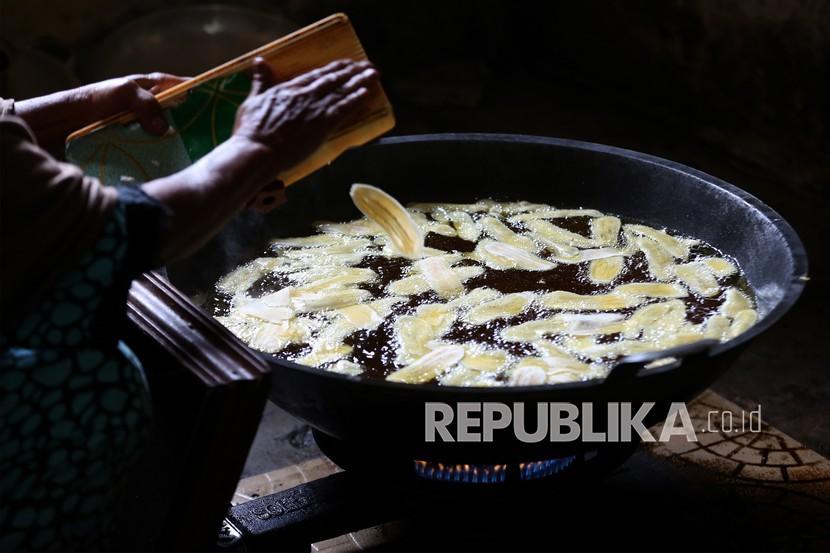 Pelaku UMKM menggoreng pisang di tempat produksi keripik pisang Mandiri, Desa Lamcok, Aceh Besar, Aceh, Sabtu (12/2/2022). Tips Agar Hobi Bisa Jadi Bisnis yang Menguntungkan. Sumber: Antara/Irwansyah Putra