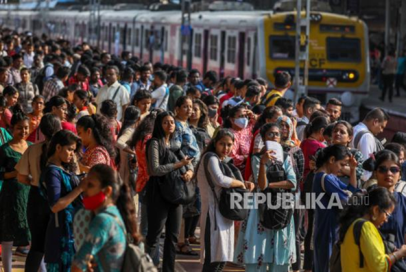 Orang-orang melakukan perjalanan dengan kereta api lokal di stasiun kereta api Boriwali di Mumbai, India, (20/4/2023). Populasi India akan melampaui populasi<a href=