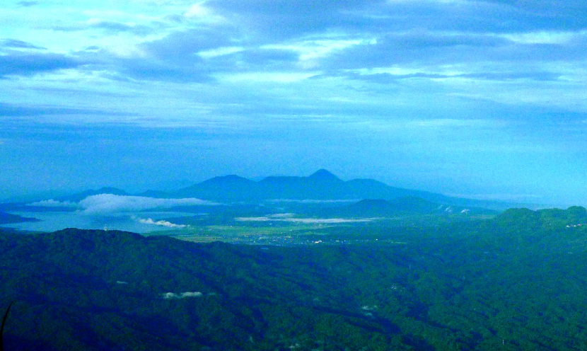 Gunung Soputan di Minahasa Selatan dilihat dari puncak Gunung Klabat di Minahasa Utara (foto: priyantono oemar).