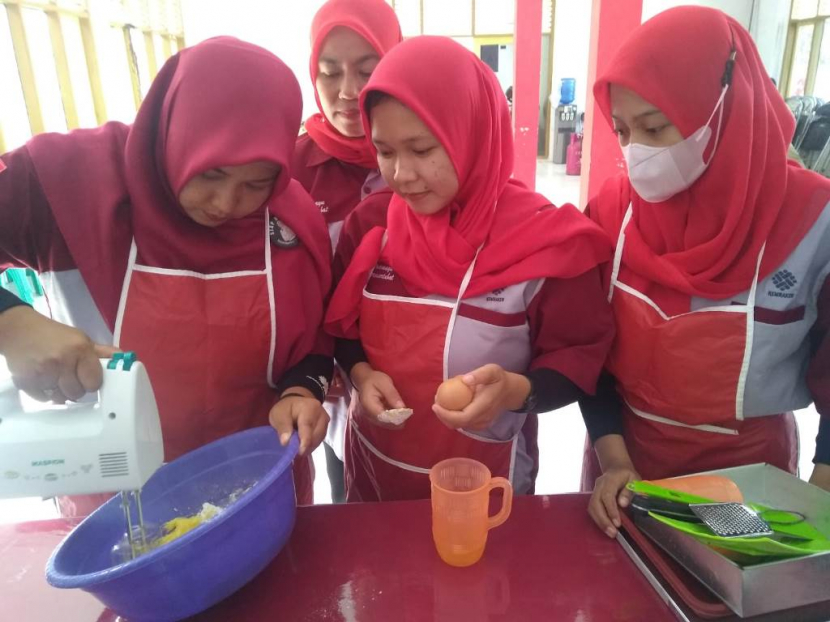 Sejumlah peserta mengikuti pelatihan membuat kue dalam program Peri di Kecamatan Sukagumiwang. (Lilis Sri Handayani/Republika)