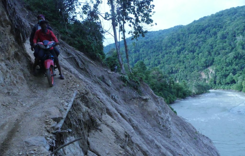 Selalu waswas dalam perjalanan naik ojek menembus jalan setapak di sisi jurang menuju Desa Mapahi di pedalaman Kabupaten Sigi, Sulawesi Tengah.