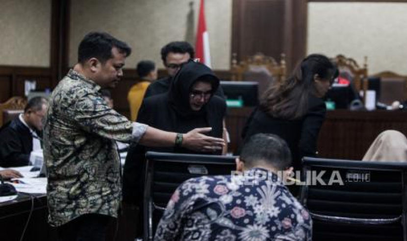 Istri dari Syahrul Yasin Limpo, Ayun Sri Harahap (kedua kiri) bersama Anaknya Kemal Redindo (kiri) dalam sidang lanjutan di Pengadilan Tipikor Jakarta pada Senin (27/5/2024). Dok Republika