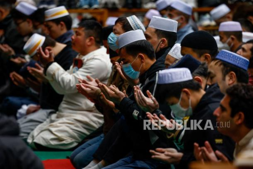 Umat Islam berdoa usai melaksanakan sholat berjamaah. 