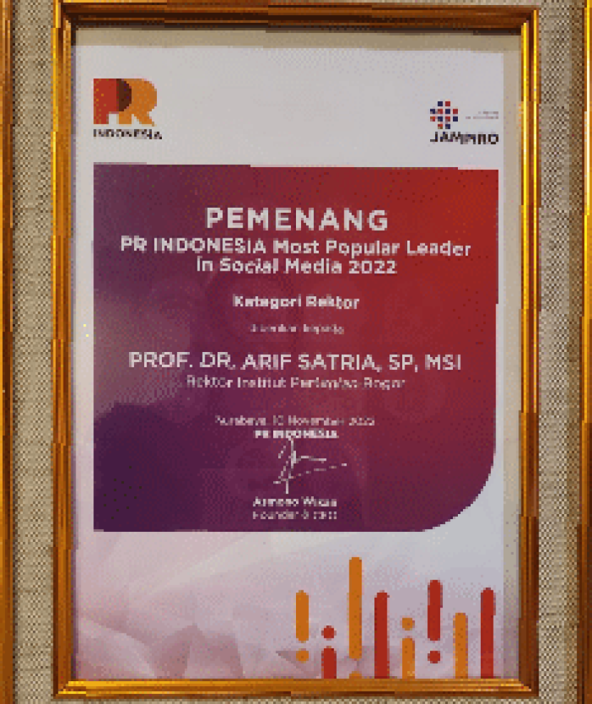 Rektor IPB University, Prof Arif Satria meraih penghargaan The Most Popular Leader in Social Media 2022 untuk kategori rektor dari PR Indonesia pada acara Jambore Public Relations Indonesia #8 di Surabaya, Kamis (10/11/22).