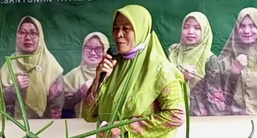 Ketua PAC Muslimat NU Pancoran Mas, Nyai Hj. Siti Hasanah S.Ag, MM. PD saat memberikan sambutan.