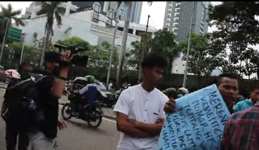 Mahasiswa membawa poster berdemo di depan kantor Istana Wapres, Jakpus, Jumat (25/3/2022).