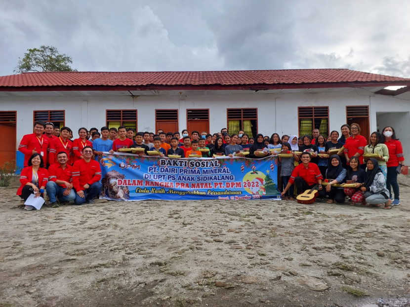 Puluhan anak binaan UPT Pelayanan Sosial Anak (PSA), Sidikalang, Sumatera Utara (Sumut) bersama Pimpinan dan Staf PT DPM foto bersama. (ISTIMEWA)