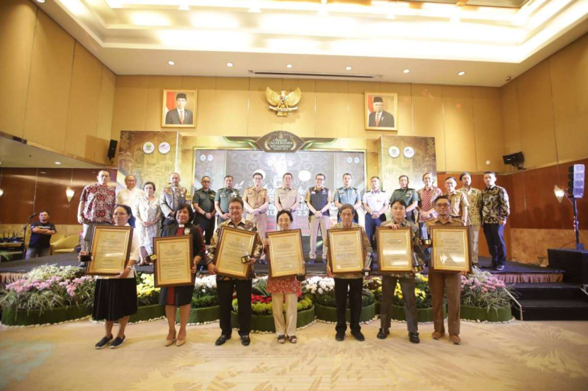 Para pemilik dan pengelola bangunan cagar budaya di Bandung yang mendapat Anugerah Cagar Budaya 2023 (dok Pemprov Jabar)