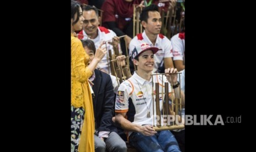 Pembalap MotoGP Marc Márquez memainkan angklung saat berkunjung ke Saung Angklung Udjo, Bandung, Jawa Barat, Ahad (10/2/2019). (Antara/M Agung Rajasa/Republika.co.id)