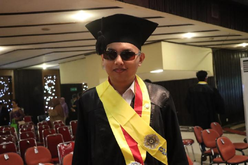 Alexander Farrel Rasendriyo Haryono, Mahasiswa Penyandang Disabilitas Netra UGM Lulus Cumlaude. Foto: ugm.ac.id