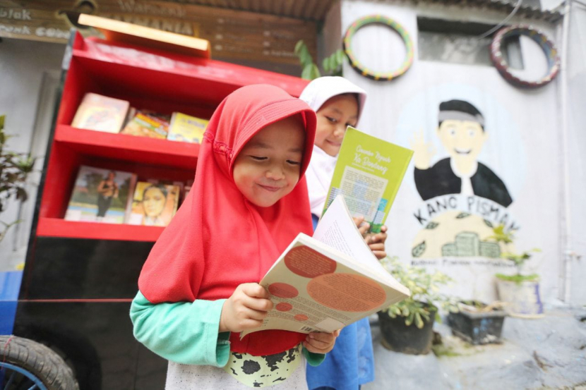 Aktivitas anak-anak di Gerobak Baca Bandung