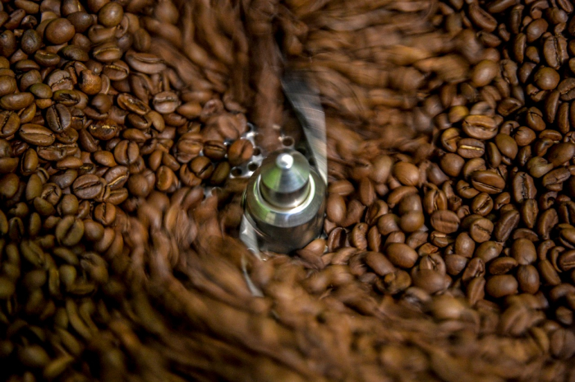 Roasting atau proses penyangraian biji kopi menjadi faktor penting penentu kenikmatan kopi. (foto: Abdan Syakura)