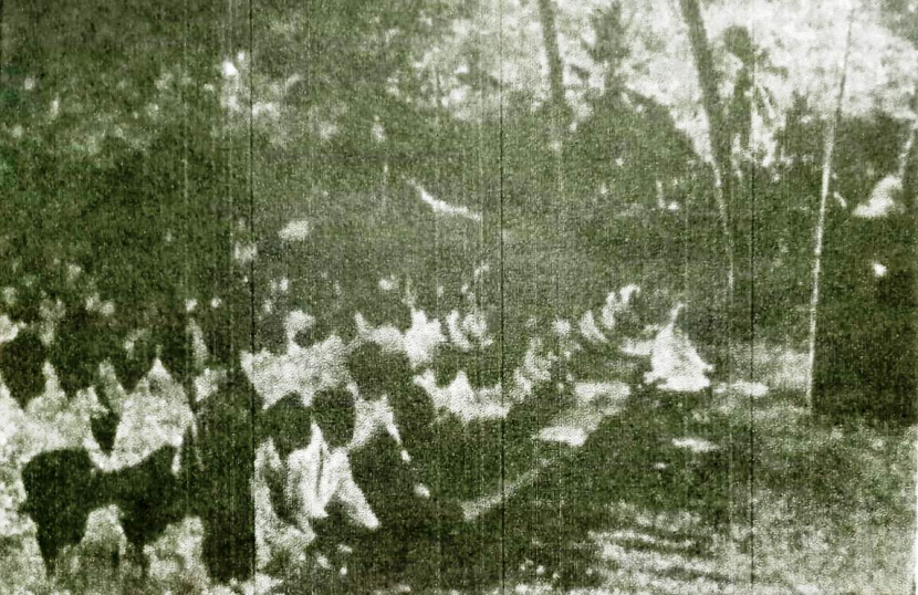 Jamaah Shalat Id di Lapangan Kepanduan Bangsa Indonesia di Kramat, mendengarkan khutbah dari Zaini Djambek. Sebagian besar jamaah menggunakan koran Pemandangan sebagai alas shalat. Dulu istilahnya Sembahyang Lebaran atau Sembahyang Aidilfitri (foto: pemandangan)