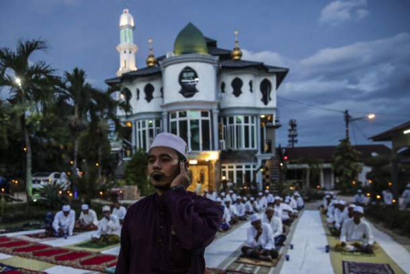 Muadzin mengumandangkan adzan untuk shalat di Madrasah Darul Solihin Al Qadiri, Kuala Lumpur, Malaysia.. (EPA-EFE/FAZRY ISMAIL)
