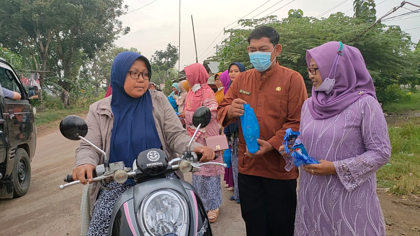 Para guru di SMAN 1 Terisi Kabupaten Indramayu memperingati Hari Kartini dengan bagi sembako dan takjil. (Istimewa)