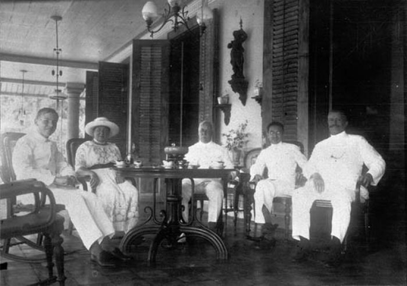 Oei Dji San Bersama Sekelompok orang Eropa di rumahnya di Tangerang, Jawa Barat.