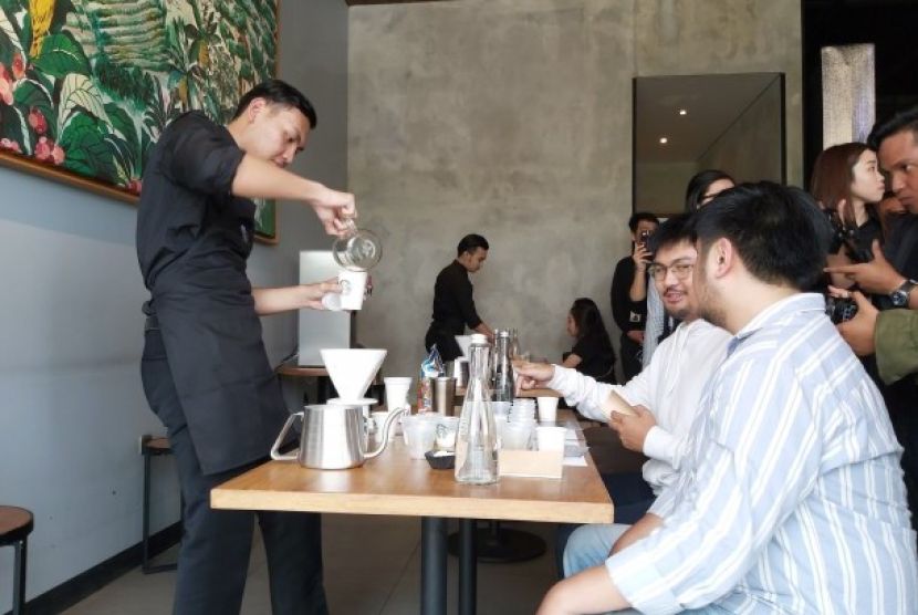 Starbucks Indonesia memecahkan rekor Sosialisasi Cara Memyeduh Kopi Selama 24 Jam Non-Stop Oleh Fasilitator Terbanyak di Indonesia - (Adysha Citra R/Republika)