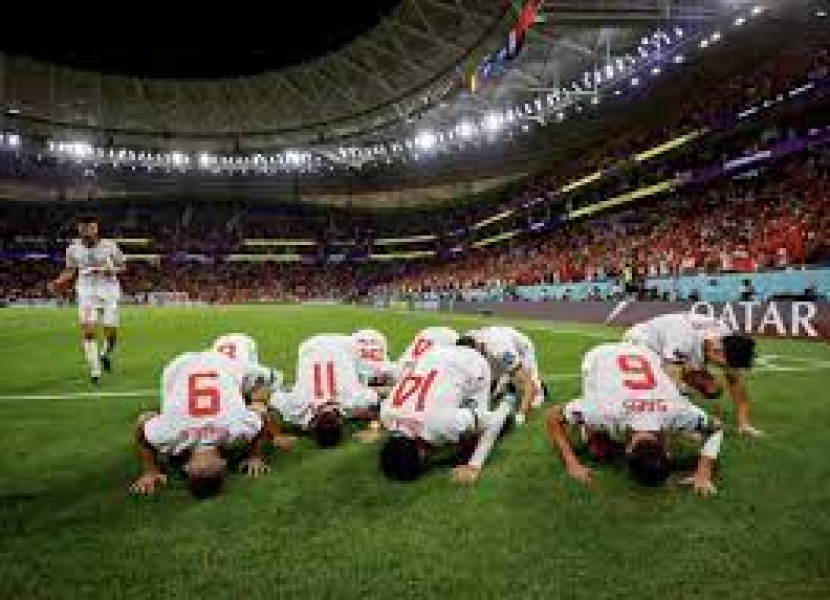 Pemain Maroko melakukan sujud syukur usai mengalahkan kesebelasan Spanyol putaran babak final Piala Dunia 2022 di Qatar.