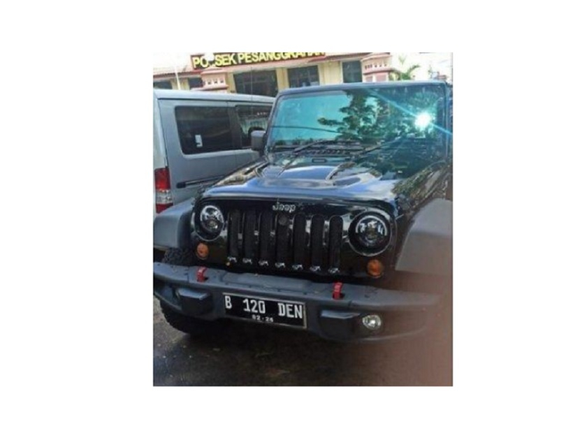 Mobil Jeep Rubicon Wrangler yang dipakai pelaku untuk memukuli korbannya sampai koma. Foto: Tangkapan layar.