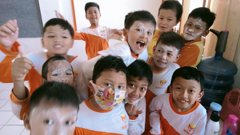 Anak-anak Kota Bandung yang ceria bermain saat beristirahat di sekolah