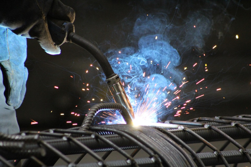 Lowongan kerja posisi welder (pengelasan) di PT INKA/ilustrasi. (foto: pixabay)