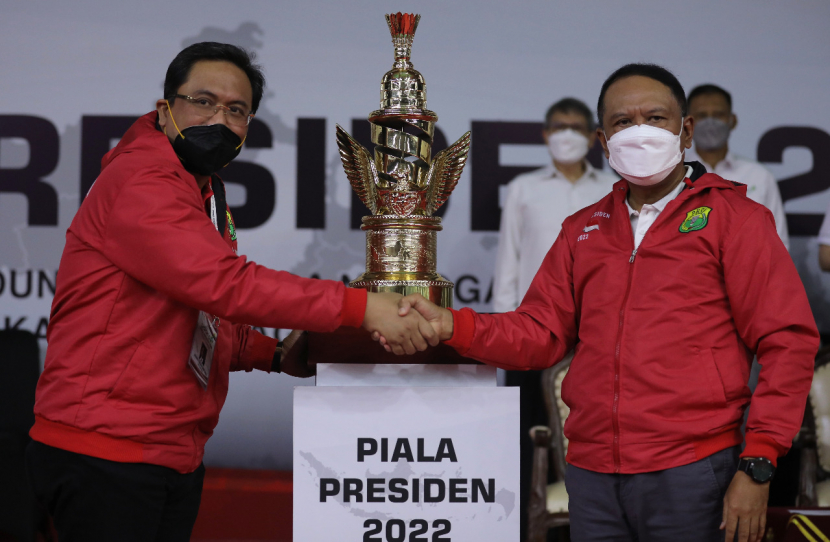 Menpora Zainudin Amali (kanan) dan Ketua Umum PBSI Agung Firman Sampurna (kiri) resmi membuka bergulirnya turnamen Piala Presiden 2022.