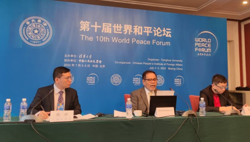 Dubes Djauhari Oratmangun (tengah) menjadi pembicara World Peace Forum ke-10, Kamis (7/7). (Dok. KBRI Beijing)